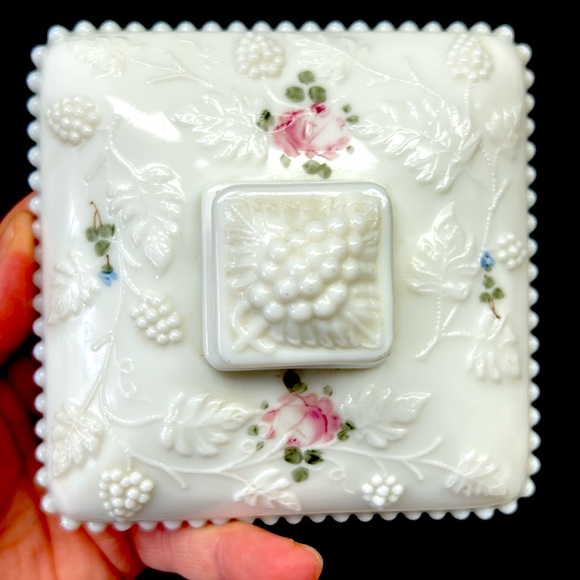 Vintage Westmoreland grape milk glass hand painted pedestal covered cake box - Picture 4 of 12
